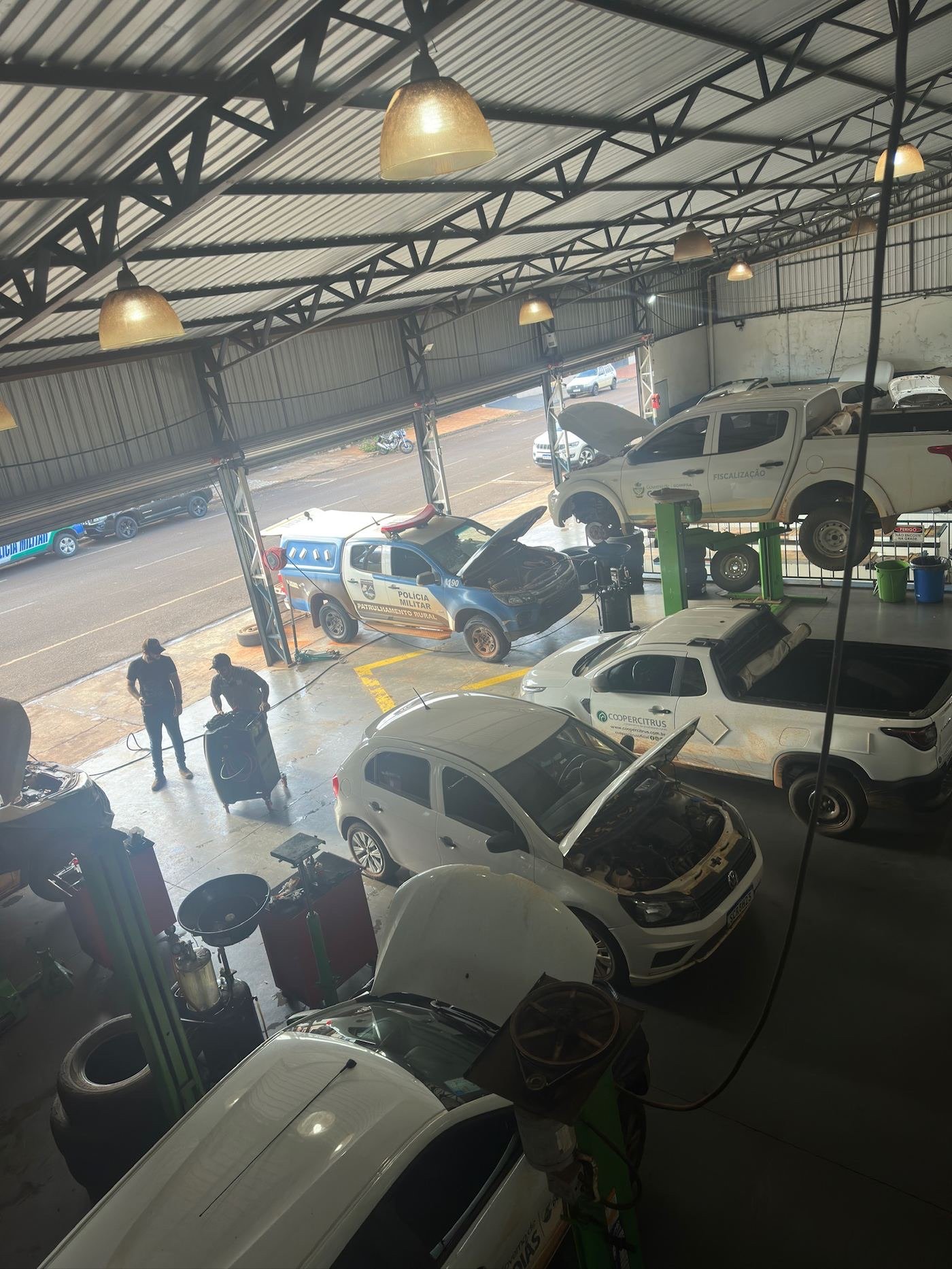 Vista interna da área de serviço na Jataí Auto Center