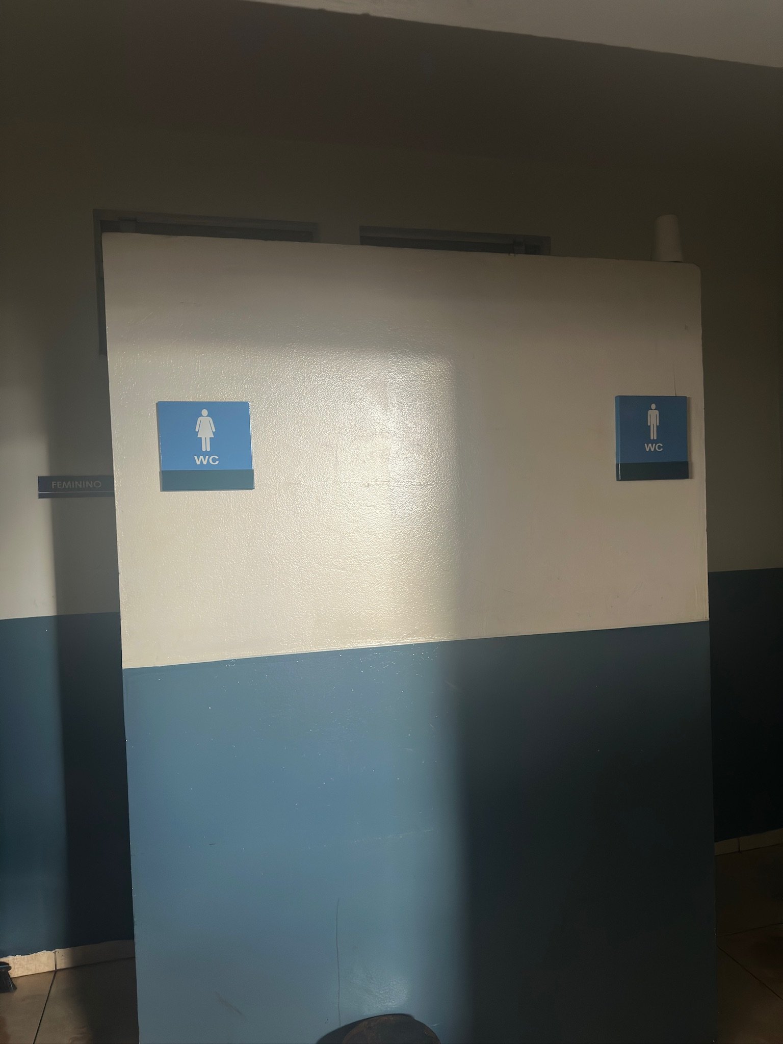 Acesso aos banheiros na Jataí Auto Center