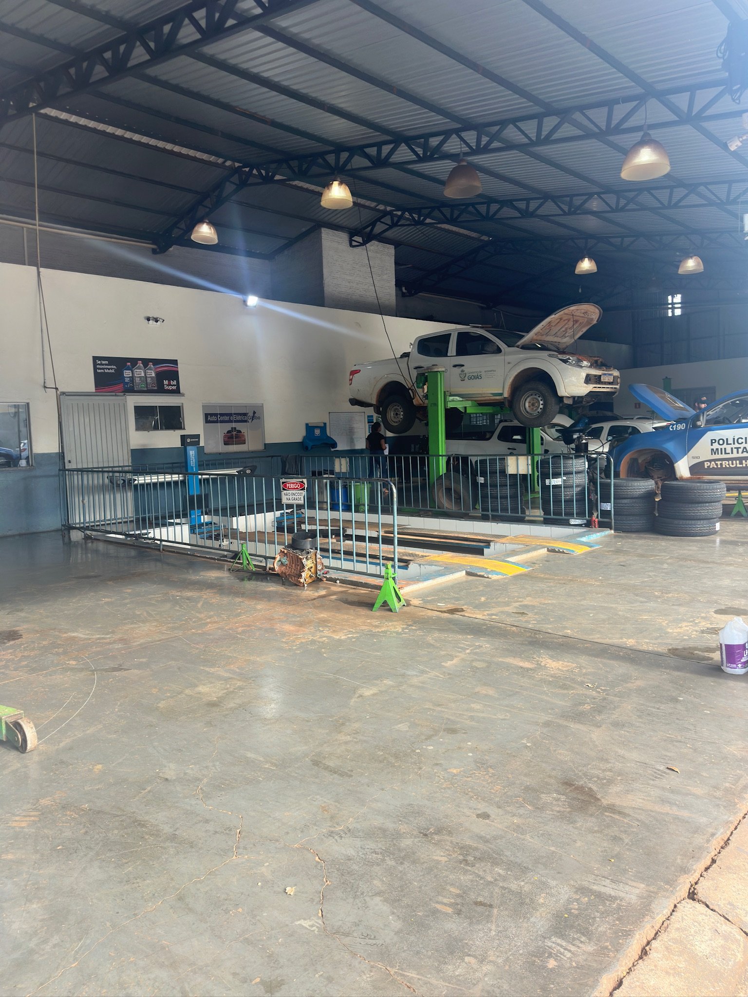 Pátio e área dos elevadores na Jataí Auto Center