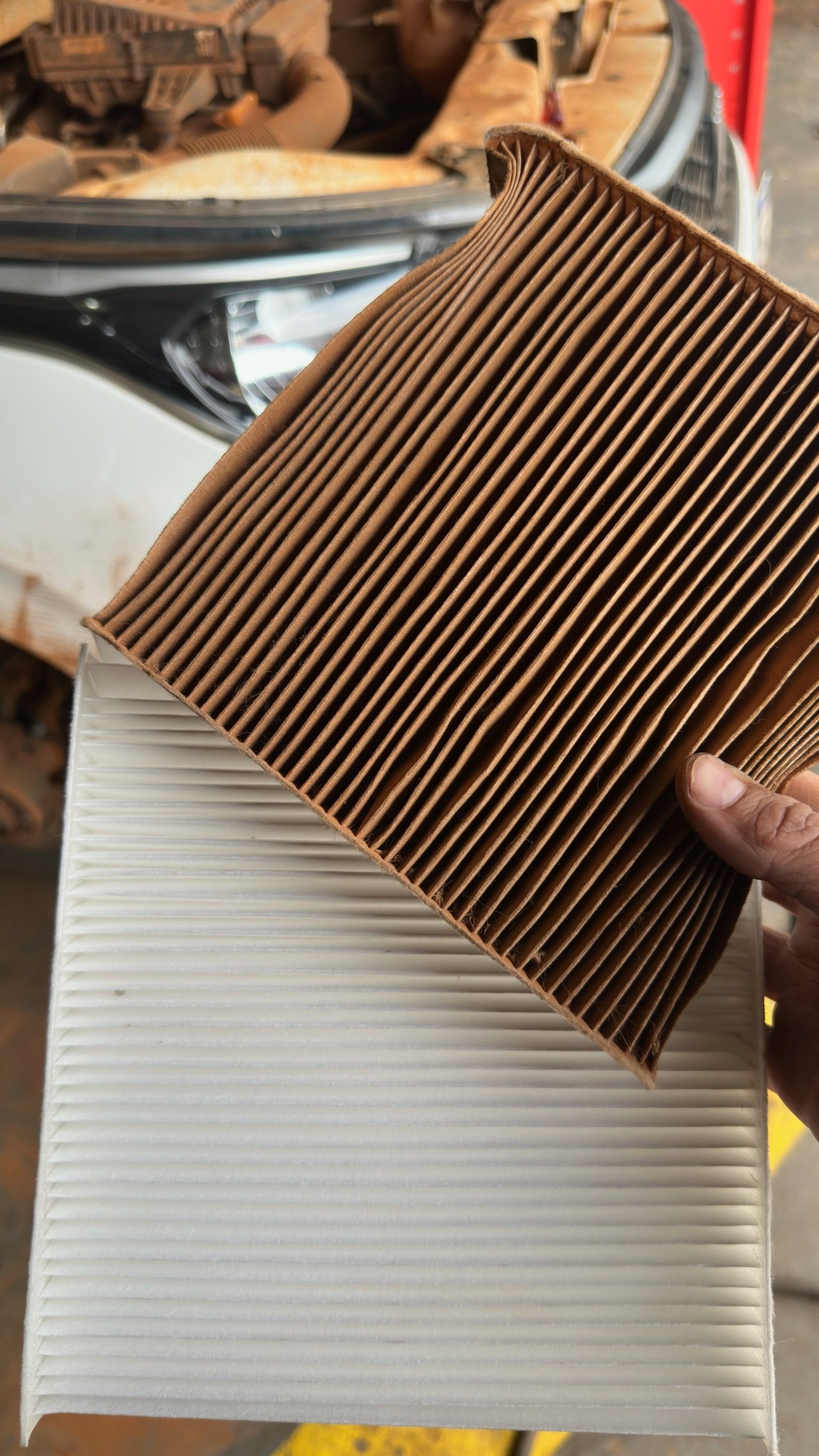 Inspeção de filtros durante a manutenção na Jataí Auto Center