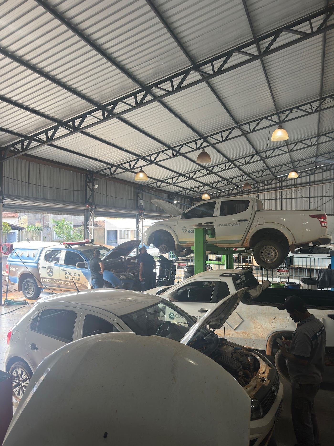 Pátio e elevadores na Jataí Auto Center