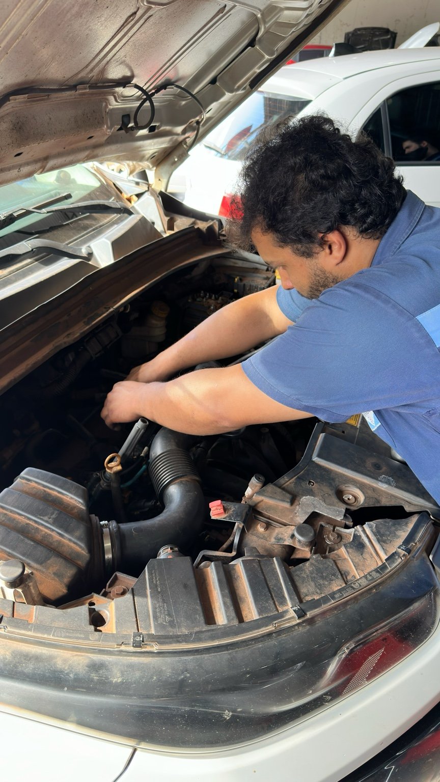 Manutenção no compartimento do motor na Jataí Auto Center