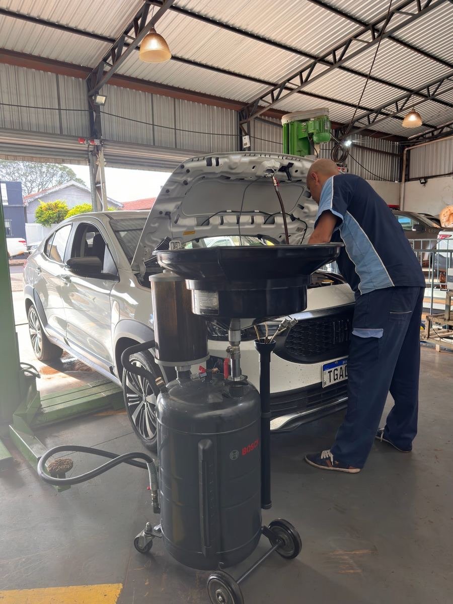 Equipe trabalhando na manutenção na Jataí Auto Center