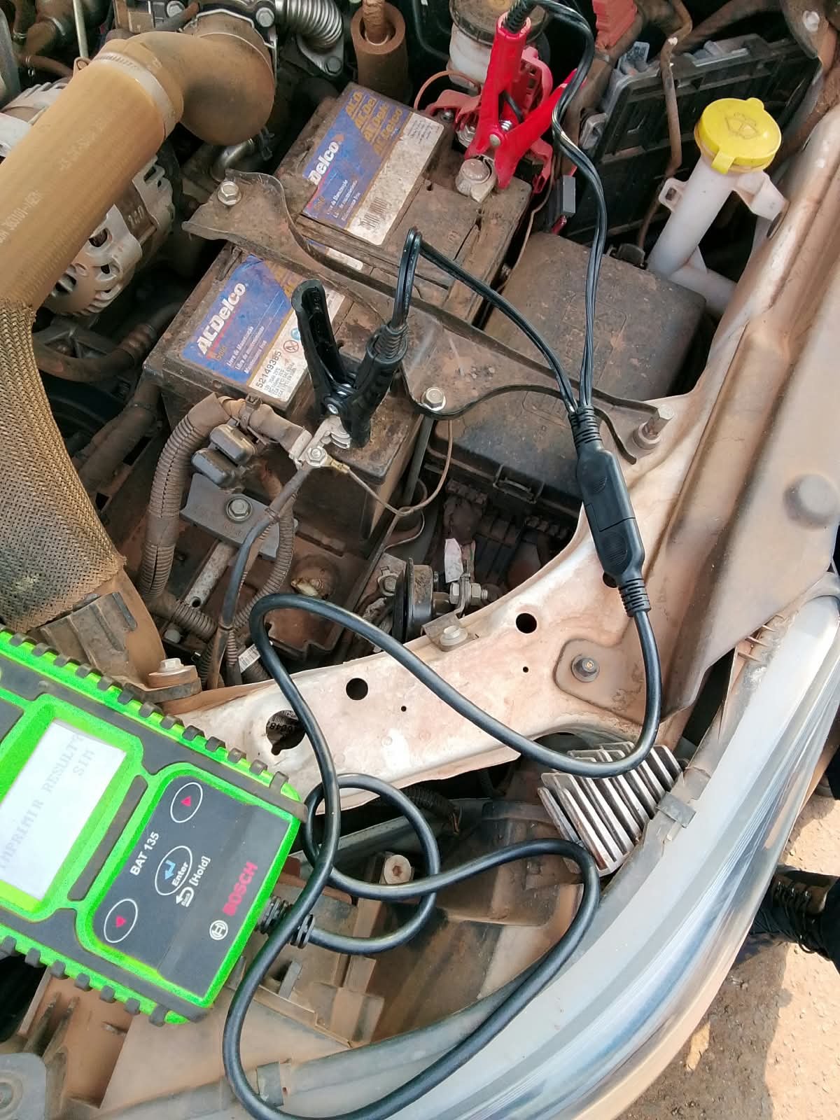 Teste de bateria com equipamento Bosch na Jataí Auto Center